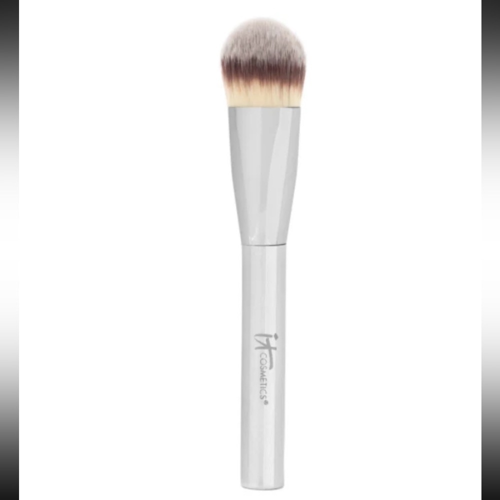 it Cosmetics Foundation Brush - Picture 1 of 8